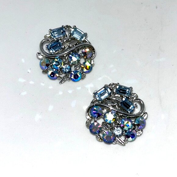 Lisner Vintage Aurora Borealis Clip-On Earrings Light Blue Rhinestone Wedding - Picture 3 of 8
